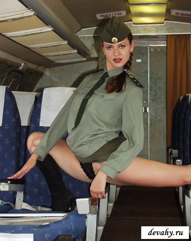 Русская стюардесса голышом садится на шпагат