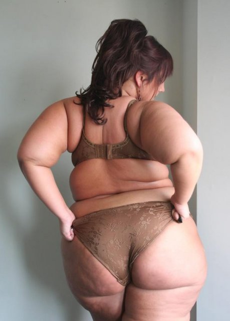 Толстые тетки с огромными дойками сексуально позируют и отсасывают член